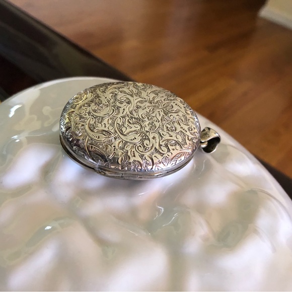 Solid silver Victorian antique Locket, magnificent looking no stamp. - Picture 3 of 8